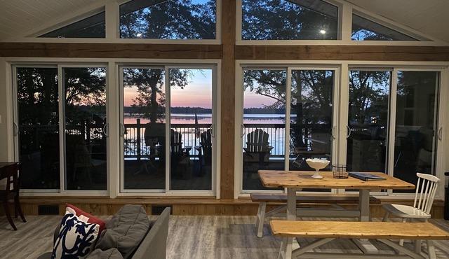 Cozy 4 Season Cottage stunning sunsets on Sparrow Lake!(Pet friendly)New Hot Tub