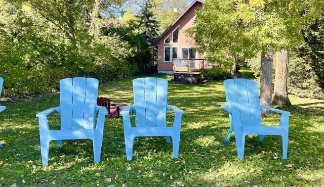 Cozy 4 season cottage with lake view and hot tub and access to private beach.