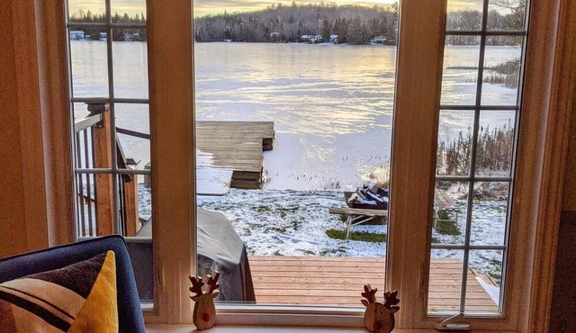 Cozy 4 season waterfront cottage