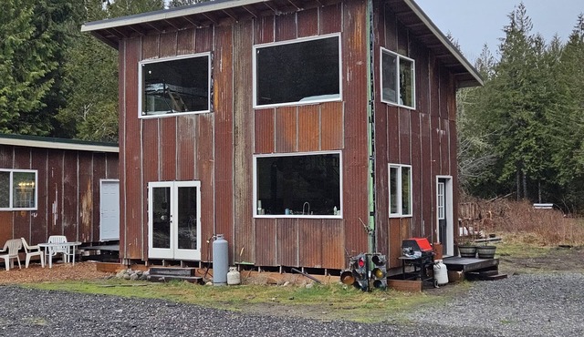 Cozy 40 Acre Homestead Cabin w/360 Views + Soaker Tub!