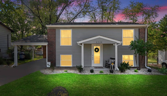 Cozy 4bd/1.5bth w/game room, short walk to wedding venue. Golf nearby too!