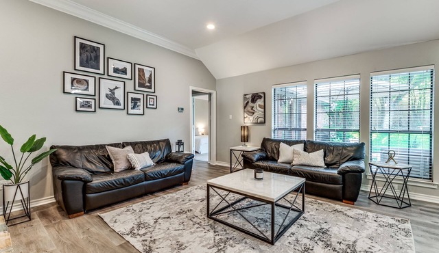 Cozy 4bd/2br house by Mira Vista: Family-friendly, 30+ day stays welcome!