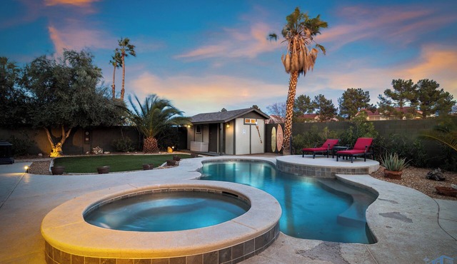 Cozy 4Bd House,Salt Water Pool & Jacuzzi! 10mins to the Strip, 20mins to Airport