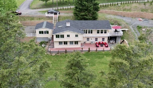 Cozy 4bd with the gym, sauna, hot tube seasonal pool