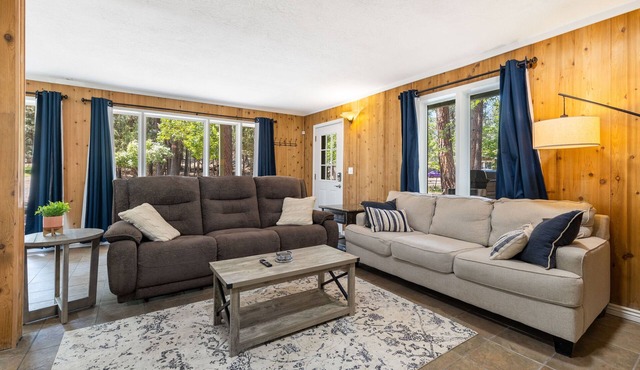 Cozy 4BDR Cabin in Bend- Sleeps 9!