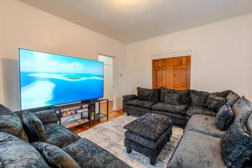 Cozy 4BDR, Tufts, Train, Parking, 10 min to Boston