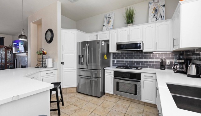 Cozy 4BR/2BA Near Belcourt Seven Oaks