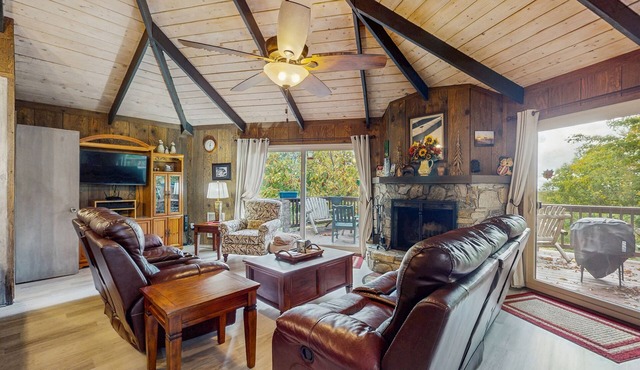 Cozy 4BR Beech Mountain cottage with views, adventure, and comfort for all.