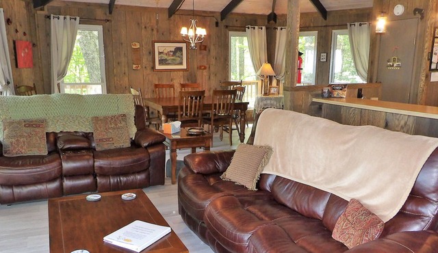 Cozy 4BR Beech Mountain cottage with views, adventure, and comfort for all.