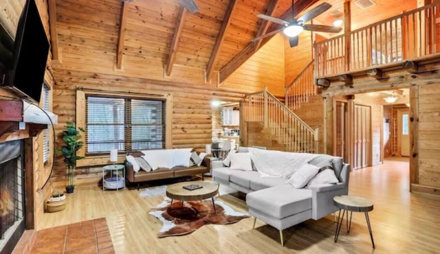 Cozy 4BR Cabin with pool, BBQ