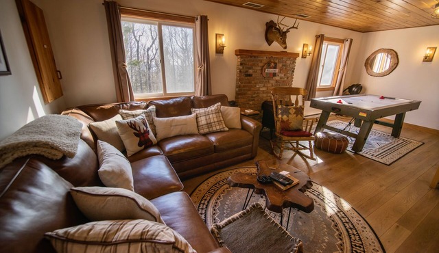 Cozy 4BR Cabin with Fire Pit, hot tub, and Pools –15 mins to Mt Snow