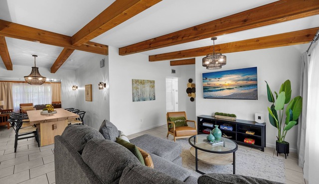 Cozy 4BR Family Stay w/Firepit+BBQ+Games Near UF, Shands & Everything in GNV