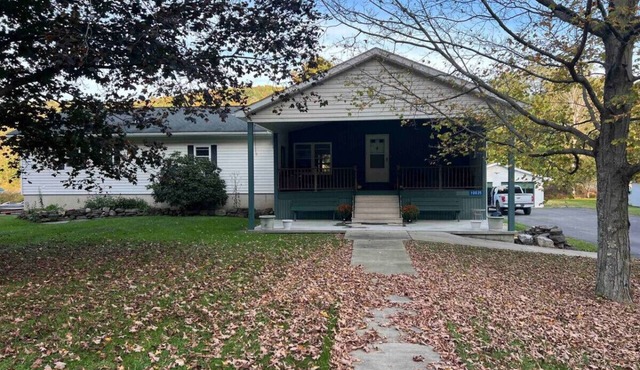 Cozy 4BR Home w/Mountain Views + Firepit