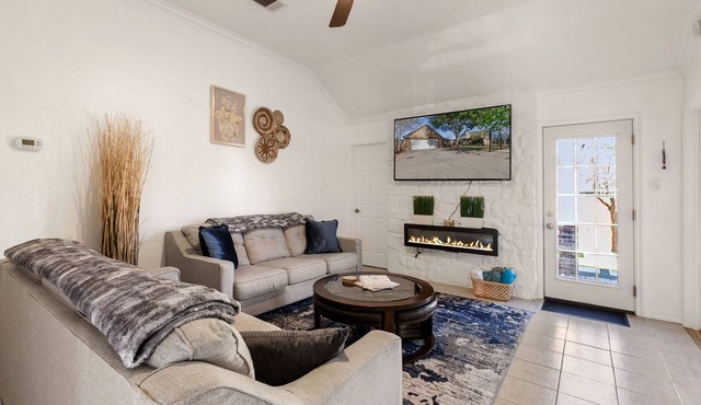 Cozy 4Br House w/Hot Tub, Mins to Downtown!