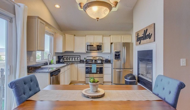 Cozy 4BR House with Peak Views in Colorado Springs
