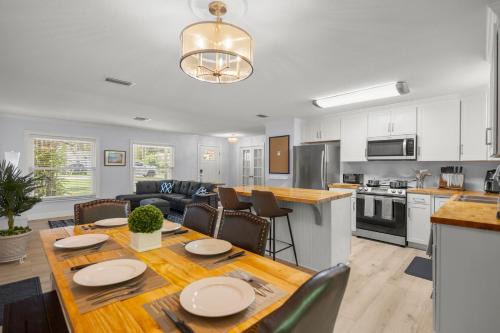 Cozy 4BR King Suite Home by WEC & Downtown!