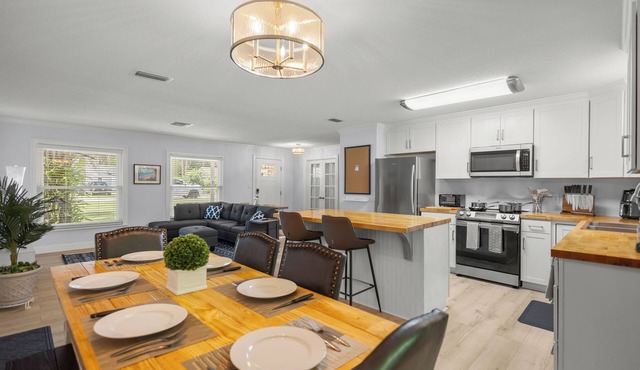 Cozy 4BR King Suite Home by WEC & Downtown!