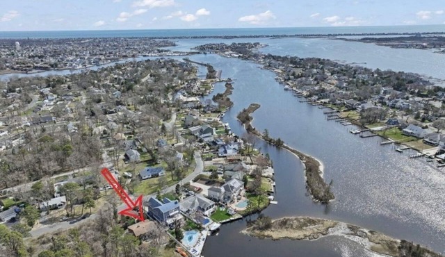 Cozy 4BR Lagoon Cottage, King Bed, Hot Tub, Game Room, Gym, Family Fun, kayaks