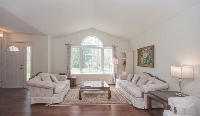Cozy 4BR Retreat in Quinte West | BBQ & Backyard