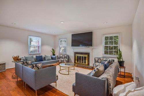 Cozy 4BR Retreat - Private backyard, Gazebo & Grill