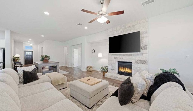 Cozy 4BR Retreat with Putting Green &Yard,Sleeps 8