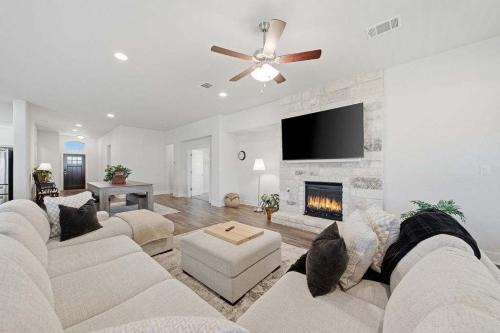 Cozy 4BR Retreat with Putting Green &Yard Sleeps 8