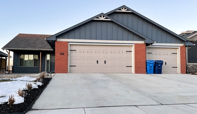 Cozy 4King bed+3Bath near Downtown&Airport open concept Scenic backyard view