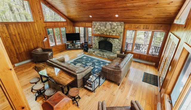 Cozy 5-bedroom home for large gatherings.