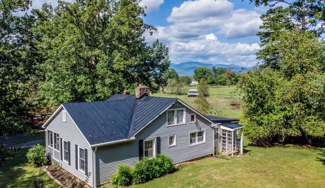 Cozy 5-bedroom cabin in charming Bedford