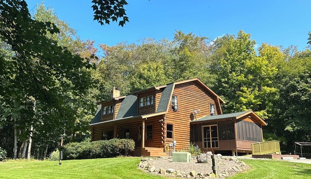 Cozy 5-bedroom cabin with WiFi, AC-nestled in the woods near Minerva, Ohio