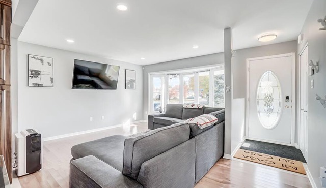 Cozy 5-Bedroom Home, 3 Parking, Up to 10 guests, 10 mins away from Parliament