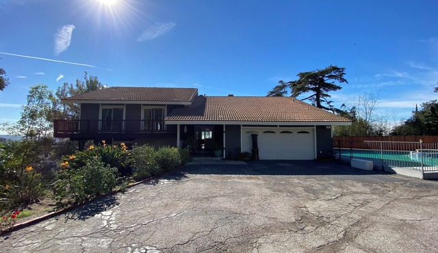 Cozy 5-bedroom home with Stunning Views in Prestigious Glendale hills