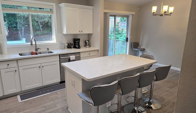 Cozy 5-bedroom house and 3 baths next to Wild Waves Theme & Water Park AC, WiFi