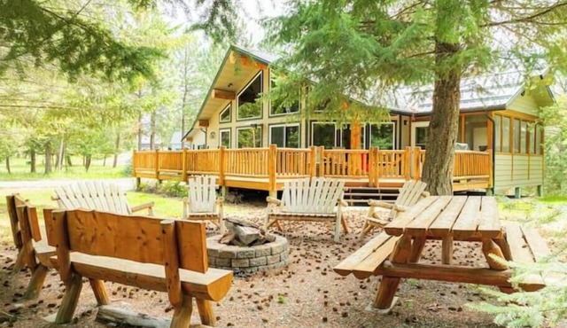 Cozy 5-Bedroom Lake House in Montana