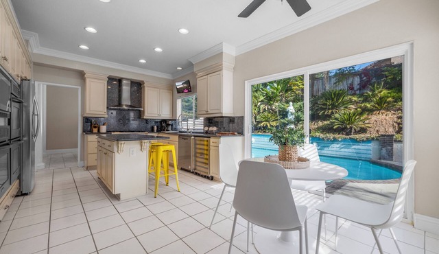 Cozy 5-Bedroom Retreat with Pool, Jacuzzi & Game Room nn