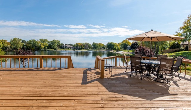 Cozy 5-bedroom with lake views and spacious deck