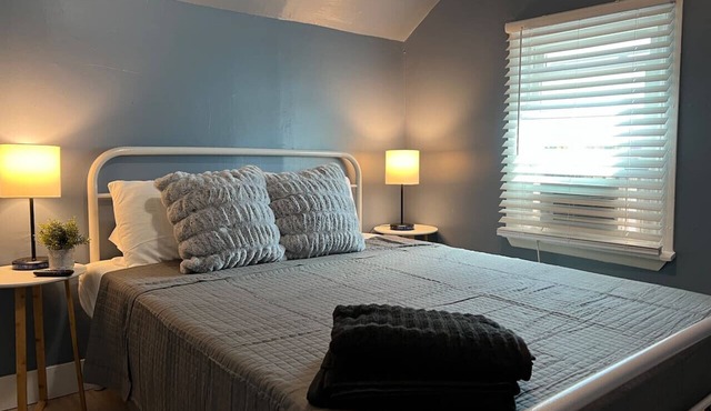 Cozy 5 Bedrooms + 7 BEDS + SmartTVs in every room!