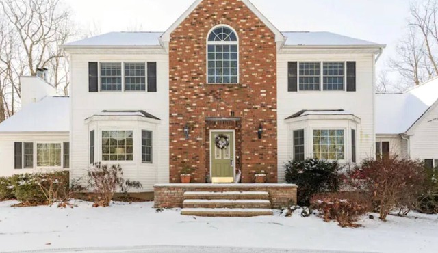 Cozy 5 bedrooms colonial surrounded with nature