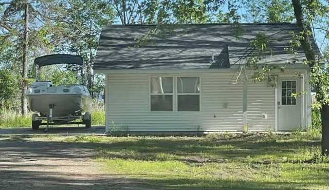 Cozy 5-Star Guesthouse on Bald Eagle Lake - Serene and Peaceful.