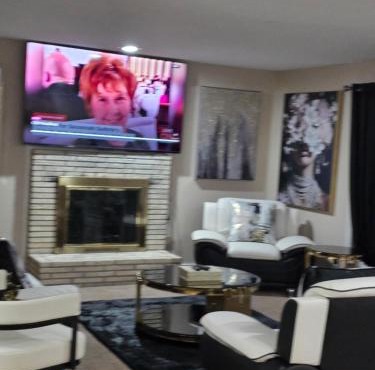 cozy 5bd single -family home in Longmeadow