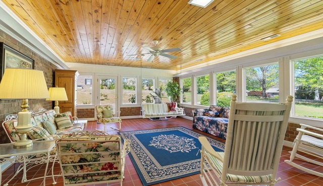 Cozy 5Bedroom with Sunroom 9 Acres Near Wedding Venues