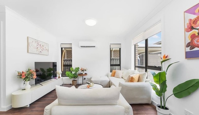 Cozy 5BR Family Haven in Prime Rouse Hill Location