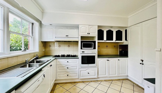 Cozy 5BR Home | Pool Table + King Bed + 5 mins Walking to Westfield center