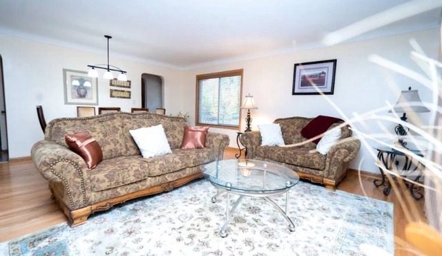 Cozy 5BR Home with free Wi-Fi & Free Parking with Weekly and Monthly Discounts