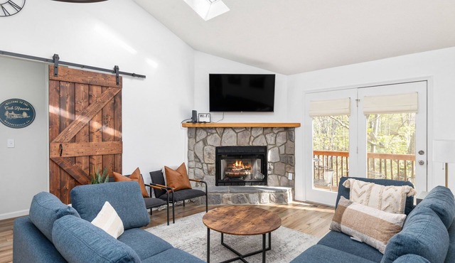 Cozy 5BR house with Hot Tub Private Patio Games Fire Pit in Massanutten