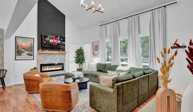 Cozy 5BR, Sleeps 12 w/Hot Tub+Fire Pit+Game Room