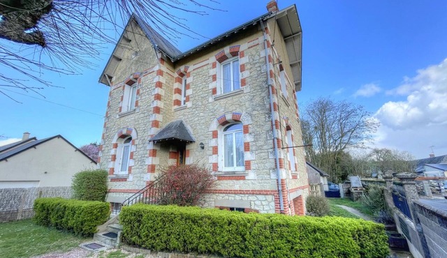 Cozy 5BR Villa with Garden, Parking, and Modern Amenities in Charming Loire Valley Village