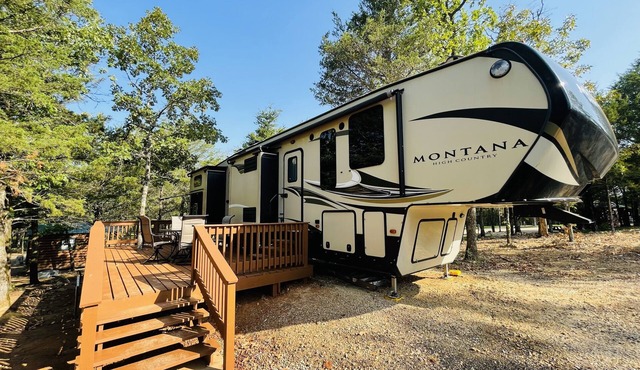 Cozy/5th wheel camper/ fire pit/large deck/close to Hochatown/Pine Creek Lake