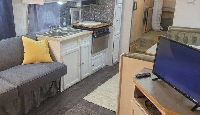 Cozy 5th Wheel Camper on a Wooded Site! Close to everything!
