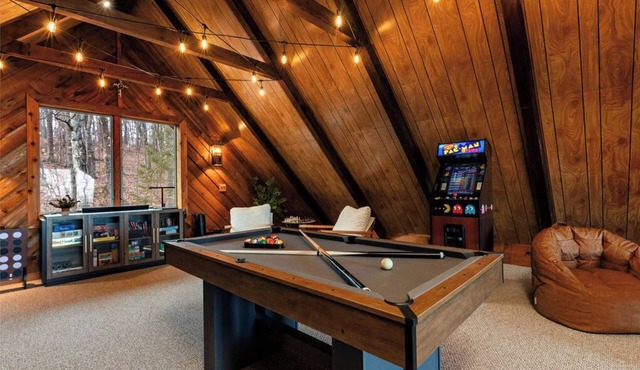 Cozy 6-bedroom cabin in Wintergreen Resort